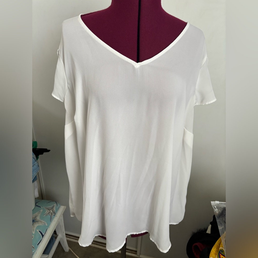 EUC Torrid White V-Neck Women's Top, slightly sheer, Size 1X